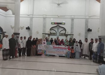 Pemerintah Gampong Cot Seurani menyantuni puluhan anak yatim piatu bertempat di Meunasah Gampong Cot Seurani Kecamatan Muara Batu, Minggu 16/04/2023.