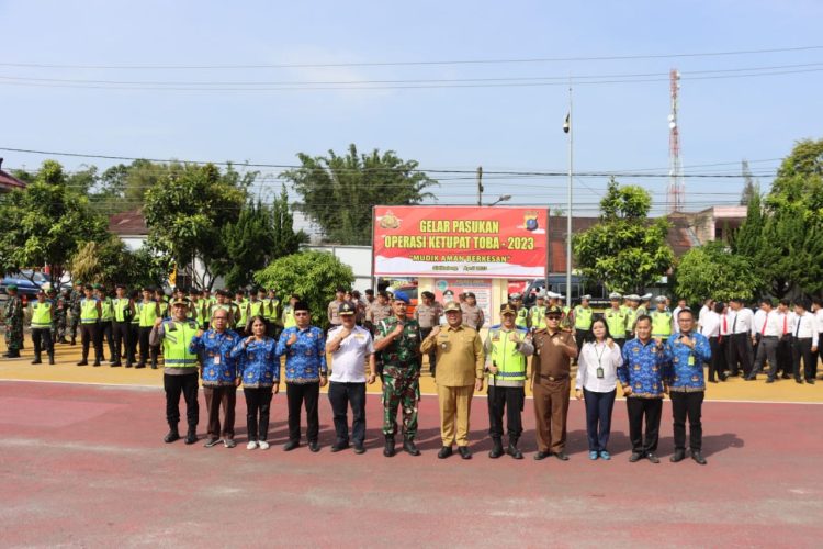 Apel Gelar Pasukan Operasi Ketupat Toba 2023 Polres Dairi Dengan Thema "Mudik Aman Berkesan", Yang Di gelar Di Halaman Apel Mapolres Dairi