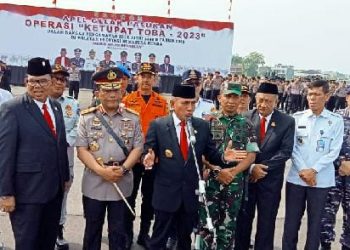 Kapolda Sumut, Irjen Pol RZ Panca Putra Simanjuntak dampingi Gubernur Sumut, Edy Rahmayadi memberikan keterangan pada apel gelar pasukan Ops Ketupat Toba 2023 di Lanud Soewondo, Senin (17/4/23). (Foto Dok/ Polda Sumut)