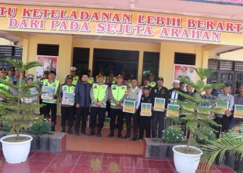 Kapolres Dairi, AKBP Wahyudi Rahman, SH, S.I.K, MM memberikan paket lebaran kepada Personil Polri, Purnawirawan, Warakawuri, Tokoh Agama, Mitra Kamtibmas dan Insan Pers di halaman Mapolres Dairi, Senin (17/4/2023).