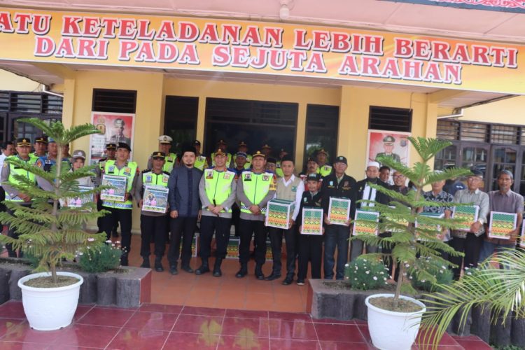 Kapolres Dairi, AKBP Wahyudi Rahman, SH, S.I.K, MM memberikan paket lebaran kepada Personil Polri, Purnawirawan, Warakawuri, Tokoh Agama, Mitra Kamtibmas dan Insan Pers di halaman Mapolres Dairi, Senin (17/4/2023).