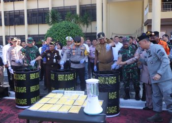 Ditresnarkoba Polda Sulawesi Utara (Sulut) memusnahkan barang bukti ribuan liter minuman beralkohol tanpa izin dan belasan ribu butir obat keras