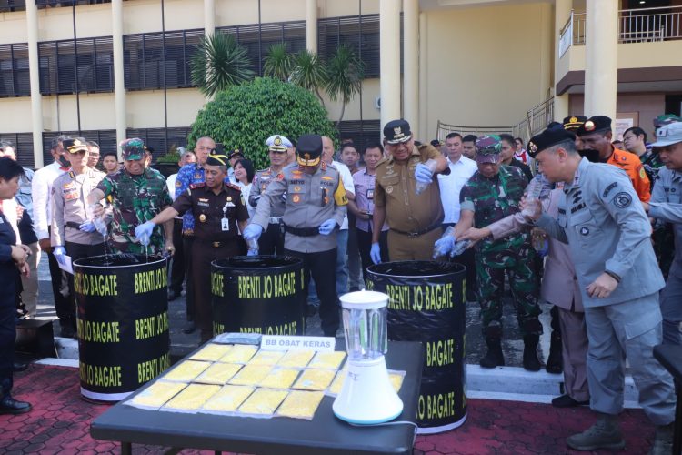 Ditresnarkoba Polda Sulawesi Utara (Sulut) memusnahkan barang bukti ribuan liter minuman beralkohol tanpa izin dan belasan ribu butir obat keras