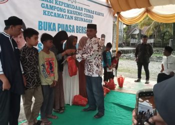 Ketua pemuda Krueng ceuko, Seunagan, Nagan Raya T. Ridwan, SH saat menyantuni anak yatim