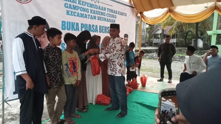 Ketua pemuda Krueng ceuko, Seunagan, Nagan Raya T. Ridwan, SH saat menyantuni anak yatim