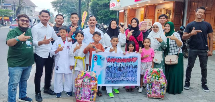 Keluarga besar Institut Karate-Do Nasional (INKANAS) Kota Pematangsiantar, Senin (17/04/2023) sore sekira pukul 17.30 Wib melakukan kegiatan sosial dengan membagikan takjil kepada pengendara