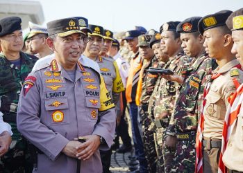 Kapolri saat memimpin apel gelar pasukan sekaligus menandai Operasi Ketupat 2023 berlangsung secara serentak di seluruh wilayah Indonesia, bertempat di Lapangan Silang Monas, Jakarta Pusat, Senin, 17 April 2023.
