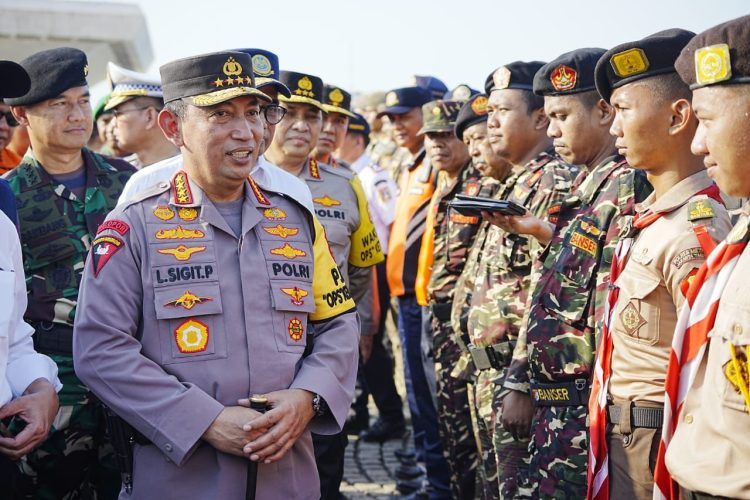 Kapolri saat memimpin apel gelar pasukan sekaligus menandai Operasi Ketupat 2023 berlangsung secara serentak di seluruh wilayah Indonesia, bertempat di Lapangan Silang Monas, Jakarta Pusat, Senin, 17 April 2023.