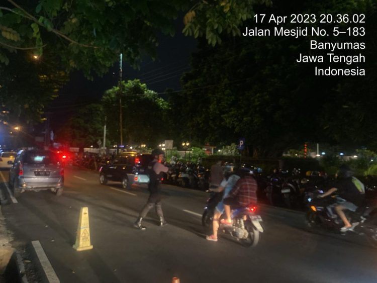 Tim PRC Polresta Banyumas, Polda Jateng melaksanakan Patroli Sholat Tarawih pada masjid-masjid di wilayah Purwokerto