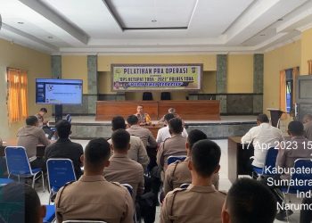 Kabag Ops Polres Toba Kompol Jhony Andries Siregar memberikan pengarahan dan petunjuk dari Kapolres kepada seluruh jajaran Polres Toba