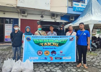 Pokja (kelompok kerja) Kudamama (Kumpulan Media Massa Madiun) yang sebagian besar anggota organisasi wartawan PJI (Persatuan Jurnalis Indonesia), melakukan kegiatan bagi-bagi 350 paket takjil di Jalan Soekarno Hatta Kota Madiun, Senin (17/04/23)