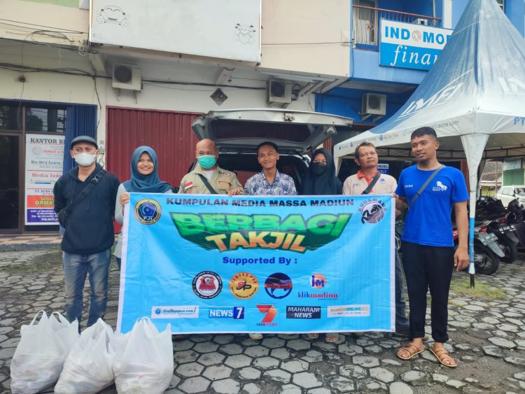 Pokja (kelompok kerja) Kudamama (Kumpulan Media Massa Madiun) yang sebagian besar anggota organisasi wartawan PJI (Persatuan Jurnalis Indonesia), melakukan kegiatan bagi-bagi 350 paket takjil di Jalan Soekarno Hatta Kota Madiun, Senin (17/04/23)