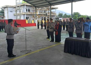 Kapolres Bitung AKBP Tommy Bambang Souissa memimpin upacara serah terima jabatan (sertijab) Kasat Lantas dan Kapolsek Matuari.