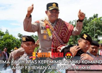 Personil Polres Kupang saat menggendong mantan Kapolres Kupang ini hingga sampai pada pintu mobilnya