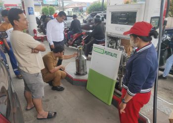 Unit Ekonomi Sat Reskrim Polres Dairi bersama Kabag Perekonomian Pemkab Dairi menggelar sidak ke salah satu SPBU yang berada di Jalan Ahmad Yani Kecamatan Sidikalang
