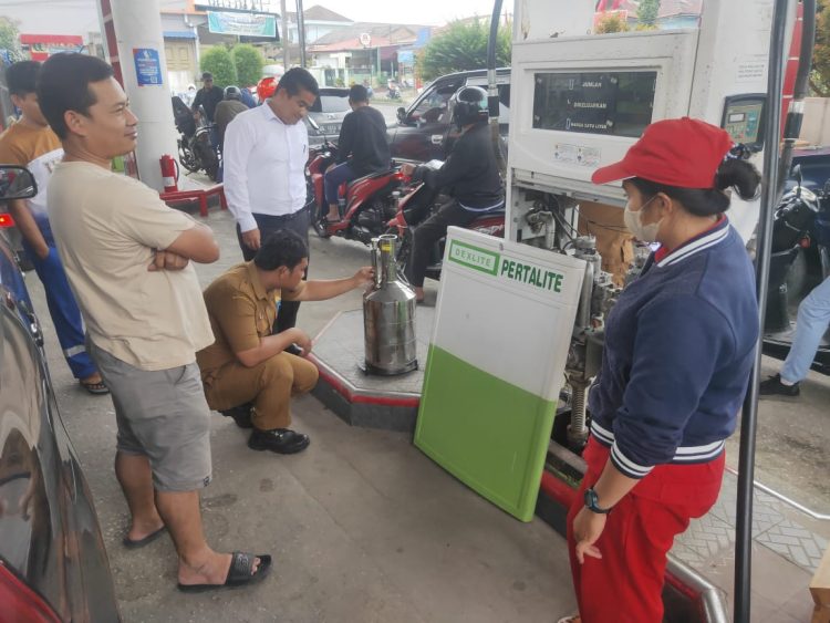 Unit Ekonomi Sat Reskrim Polres Dairi bersama Kabag Perekonomian Pemkab Dairi menggelar sidak ke salah satu SPBU yang berada di Jalan Ahmad Yani Kecamatan Sidikalang