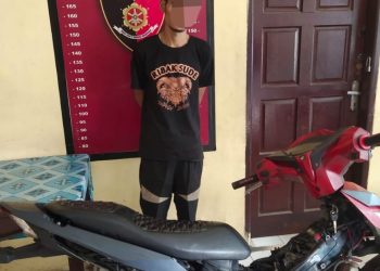 Pelaku pencurian MAS dan barang bukti sepeda motor diamankan Polsek Tanjungmorawa, Selasa (18/4/2023). (Foto Dok/Polsek Tanjungmorawa)