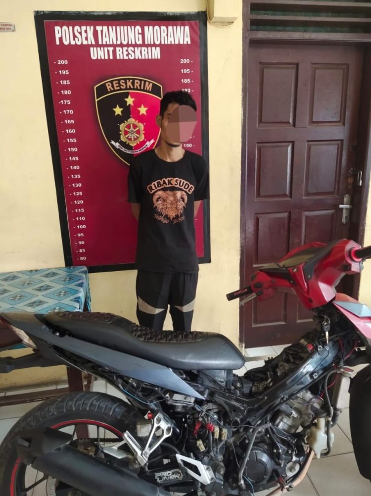 Pelaku pencurian MAS dan barang bukti sepeda motor diamankan Polsek Tanjungmorawa, Selasa (18/4/2023). (Foto Dok/Polsek Tanjungmorawa)