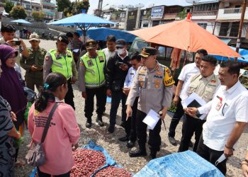 Kapolres Dairi, AKBP Wahyudi Rahman, SH,S.I.K,MM bersama Sekretaris Daerah (Sekda), Budianta Pinem melakukan sidak ke Pusat Pasar Sidikalang, Kabupaten Dairi, Rabu (19/4/2023)