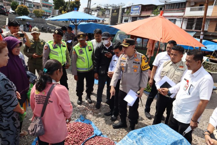 Kapolres Dairi, AKBP Wahyudi Rahman, SH,S.I.K,MM bersama Sekretaris Daerah (Sekda), Budianta Pinem melakukan sidak ke Pusat Pasar Sidikalang, Kabupaten Dairi, Rabu (19/4/2023)