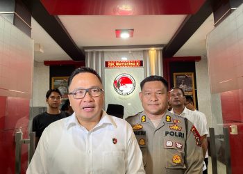 Direktur Reserse Narkoba Polda Sumut Kombes Yemi Mandagi memberi keterangan pers penahanan MM, anggota DPRD Tanjungbalai yang buron kasus narkoba, Rabu (19/4/2023) dini hari. (Foto Dok/ Polda Sumut)