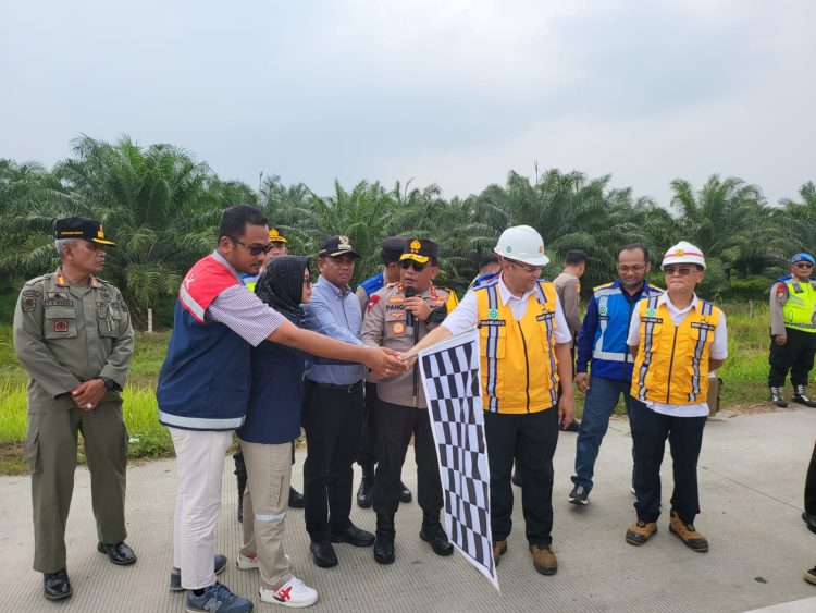 Kapolda Sumut Irjen Pol RZ Panca Putra Simanjuntak fungsionalkan ruas tol Tebingtinggi-Indrapura-Dolok Merawan-Sinaksak antisipasi mudik lebaran, Rabu (19/4/2023). (Foto Dok/ Polda Sumut)