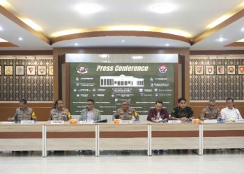 Kapolda Sulut Irjen Pol Setyo Budiyanto saat menggelar konferensi pers, didampingi Irwasda Kombes Pol Bayu, Kabid Humas Kombes Pol Iis Kristian, Ahli Pidana, Ahli Perbankan OJK dan Penyidik Ditreskrimsus Polda Sulut, di aula Tribrata, Selasa (18/4/2023) malam