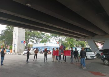 Puluhan massa dari Gerakan Mahasiswa Bersatu Sulawesi Selatan (GMB Sulsel) melakukan aksi unjuk rasa di Flyover Makassar