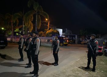 Tim Unit Reaksi Cepat (URC) Sat Samapta Polres Lhokseumawe tetap lakukan pengamanan shalat tarawih di penghujung Ramadhan di wilayah Kota Lhokseumawe, Rabu (19/4/2023) malam