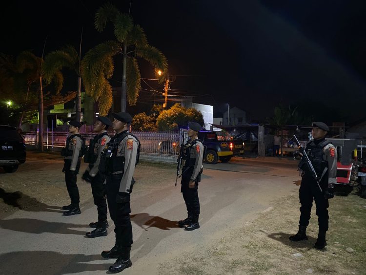 Tim Unit Reaksi Cepat (URC) Sat Samapta Polres Lhokseumawe tetap lakukan pengamanan shalat tarawih di penghujung Ramadhan di wilayah Kota Lhokseumawe, Rabu (19/4/2023) malam
