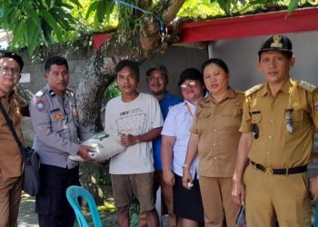 Bhabinkamtibmas Polsek Pineleng Aipda Vengky Songke laksanakan pemantauan penyaluran beras PKH (Program Keluarga Harapan) dan BPNT (Bantuan Penerima Non Tunai) untuk masyarakat desa tateli dua sebanyak 128 KK