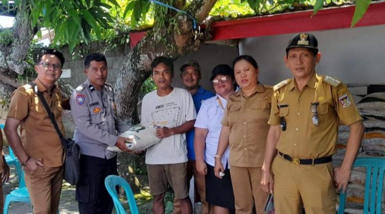 Bhabinkamtibmas Polsek Pineleng Aipda Vengky Songke laksanakan pemantauan penyaluran beras PKH (Program Keluarga Harapan) dan BPNT (Bantuan Penerima Non Tunai) untuk masyarakat desa tateli dua sebanyak 128 KK