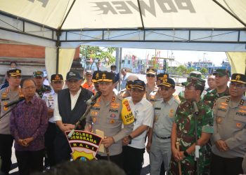 Kapolda beserta Gubernur Bali dan jajarannya berkesempatan memantau arus mudik di pelabuhan Gilimanuk sekaligus memberikan himbauan kepada para pemudik yang menggunakan mobil maupun sepeda motor untuk selalu berhati-hati di dalam perjalanan