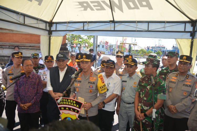 Kapolda beserta Gubernur Bali dan jajarannya berkesempatan memantau arus mudik di pelabuhan Gilimanuk sekaligus memberikan himbauan kepada para pemudik yang menggunakan mobil maupun sepeda motor untuk selalu berhati-hati di dalam perjalanan