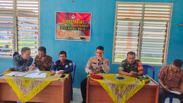 Polsek Semendawai Suku (SS) III Polres OKU Timur mengamankan jalannya kegiatan pengundian nomor urut Calon Kepala Desa dan Penetapan Daftar Pemilih Tetap (DPT) yang berlangsung di Kantor Balai Desa Burnai Mulya Kecamatan Semendawai Timur