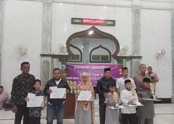 Pemerintah Gampong/Desa Cot Seurani Menyerahkan hadiah untuk peserta terbaik lomba semarak Ramadhan yang berlangsung di Meunasah Gampong Cot Seurani Kecamatan Muara Batu