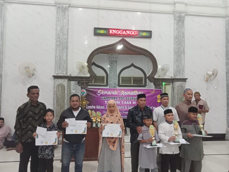 Pemerintah Gampong/Desa Cot Seurani Menyerahkan hadiah untuk peserta terbaik lomba semarak Ramadhan yang berlangsung di Meunasah Gampong Cot Seurani Kecamatan Muara Batu