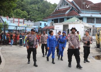 Personel Ops Ketupat melaksanakan pengamanan arus mudik di Area Pelabuhan Jayapura, Papua, Kamis (20/4/23)