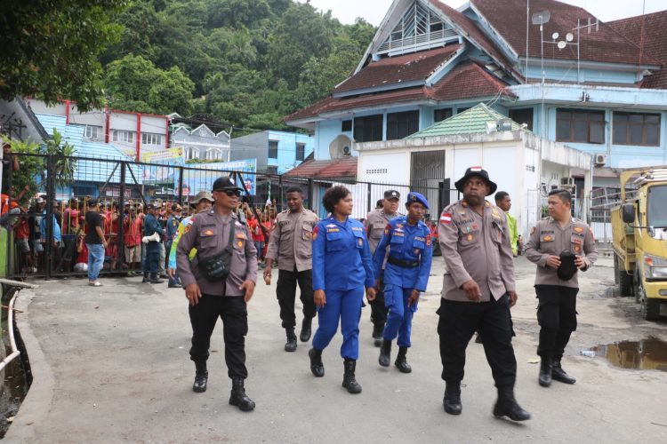 Personel Ops Ketupat melaksanakan pengamanan arus mudik di Area Pelabuhan Jayapura, Papua, Kamis (20/4/23)