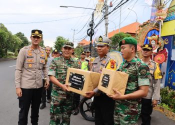 Kapolres Buleleng AKBP. I Made Dhanuardana, S.I.K., M.H., bersama dengan Dandim 1609/Buleleng Letkol Arh. Tamaji, S.Sos., M.I. Pol., secara bersama-sama terjun langsung ke lapangan melakukan pengecekan terhadap personil yang melaksanakan tugas pada pos pengamanan dan pos pelayanan yang ada di daerah Hukum Buleleng. Jumat, (21/4/2023)