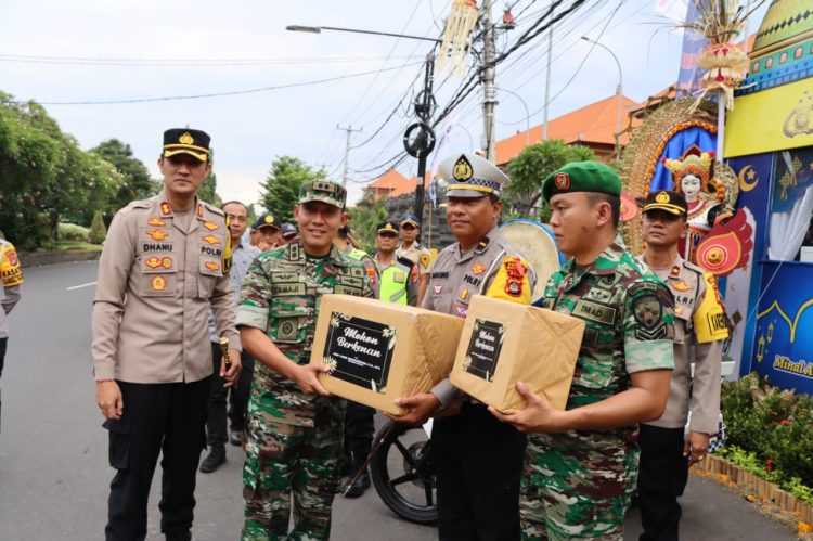 Kapolres Buleleng AKBP. I Made Dhanuardana, S.I.K., M.H., bersama dengan Dandim 1609/Buleleng Letkol Arh. Tamaji, S.Sos., M.I. Pol., secara bersama-sama terjun langsung ke lapangan melakukan pengecekan terhadap personil yang melaksanakan tugas pada pos pengamanan dan pos pelayanan yang ada di daerah Hukum Buleleng. Jumat, (21/4/2023)