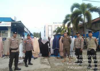 Personel Polres Pringsewu dan Polsek jajaran diterjunkan untuk mengamankan ibadah sholat Idhul Fitri 1444 H yang dilakukan oleh sebagian umat Islam di Kabupaten Pringsewu