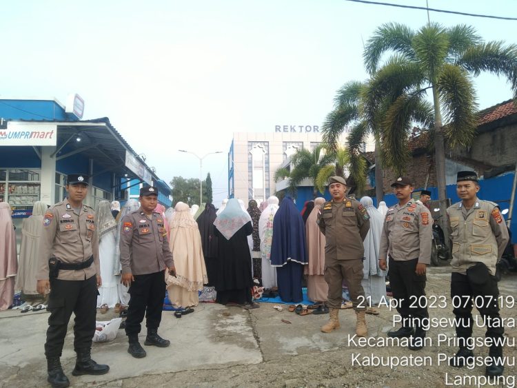 Personel Polres Pringsewu dan Polsek jajaran diterjunkan untuk mengamankan ibadah sholat Idhul Fitri 1444 H yang dilakukan oleh sebagian umat Islam di Kabupaten Pringsewu