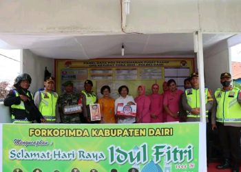 Kapolres Dairi AKBP Wahyudi Rahman, S.H, S.I.K, M.M berserta PJU Polres Dairi dan Pengurus PC. Bhayangkari Cabang Dairi lakukan Pengecekan Personil Yang Melaksanakan Tugas di Pos Pengamanan Dan Pos Pelayanan Operasi Ketupat Toba-2023