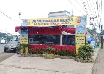 Polsek Jonggol bersama Jajaran Polres Bogor berpartisipasi mendirikan Posko pengamanan di lokasi Tugu Beriman Kabupaten Bogor yang juga merupakan jalur alternatif menuju Bandung, Jawa Barat (foto : Mitrapolri.com/RH)