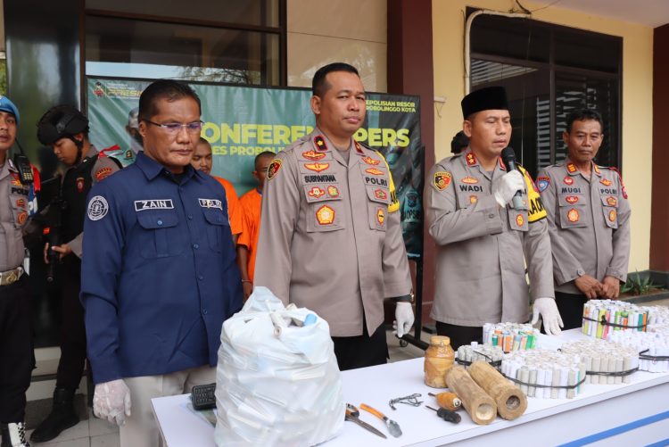 Kapolres Probolinggo Kota AKBP Wadi Sa’bani S.H., S.I.K dalam kegiatan konferensi pers yang dilaksanakan di mapolres Probolinggo Kota pada Jumat (21/04/2023) siang