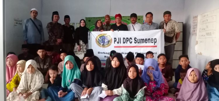 Persatuan Jurnalis Indonesia (PJI) Sumenep gelar kegiatan sosial pamungkas Ramadhan berbagi santunan 60 anak yatim di yayasan Ar-Raudlatul Iman desa Pinggirpapas, Kecamatan Kalianget