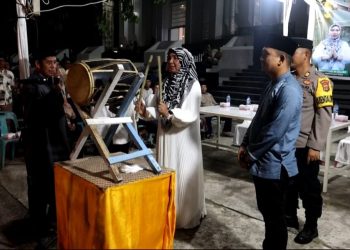 Pj Bupati Nagan Raya, Fitriany Farhas AP. S.Sos., M.Si melepas peserta Pawai Takbiran Idul Fitri 1 Syawal 1444 Hijiriah / 2023 Masehi