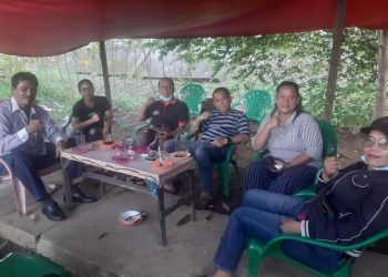 Ketua DPP LSM Pakar Indonesia, Atan Gantar Gultom foto bersama Ketua DPW LSM Pakar Sumut, Arnold Tambunan, SH dan Sekretris, Novita Juliana Ade Sitorus, SH, Jumat (21/4/2023). (Foto: mitrapolri.com/ Tumpal Manik)