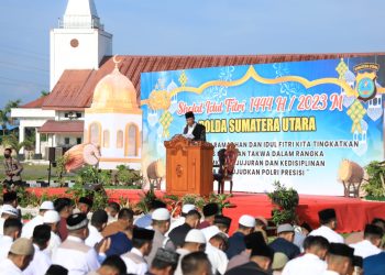 Polda Sumut melaksanakan Sholat Idul Fitri di Lapangan Bola Mapolda Sumut, Sabtu (22/4/ 2023). (Foto Dok/ Polda Sumut).